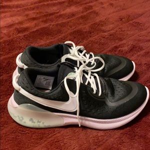 Nike tennis shoes size 9 like new!!